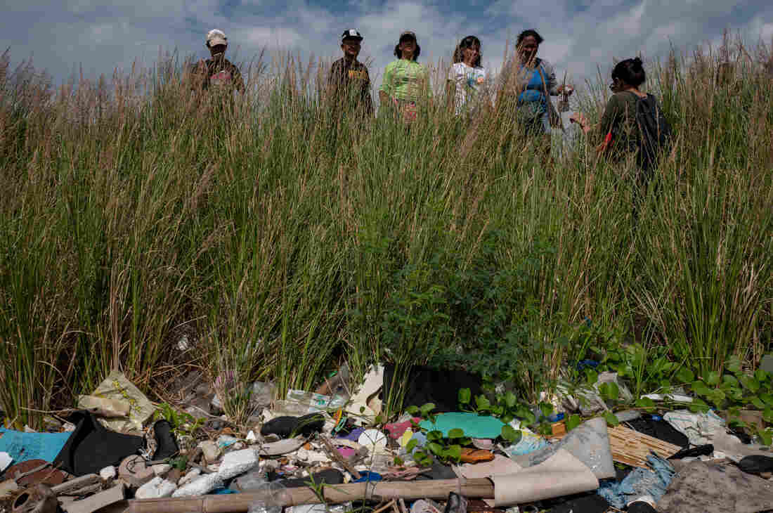 Navotas-neighborhood-trash-philippines