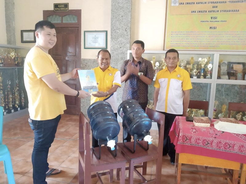 Trash Hero Ende, Indonesia, helps a local school move to refillable drinking water;